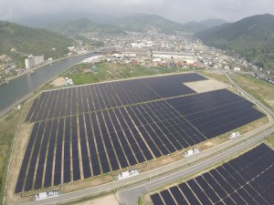 太陽光発電システムと安浦町全景を空撮